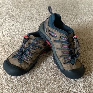 Keen size 2 pull on hiking boots. Kids. Waterproof.